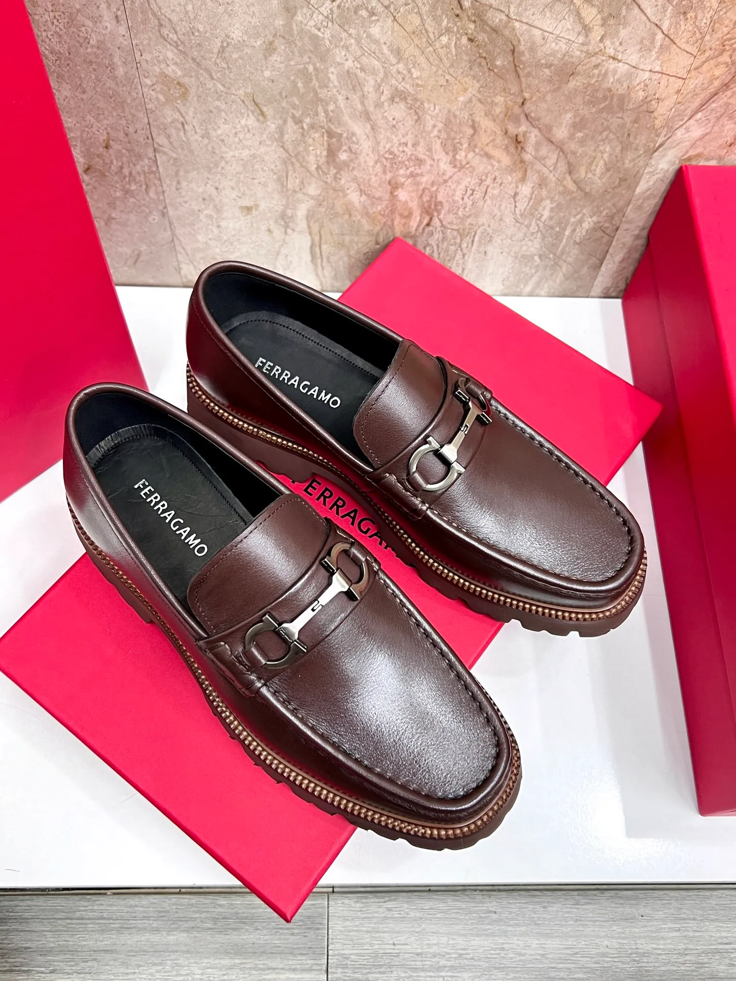 Original quality P580 Brand: Ferragamo Standard size: Men's size 38/44 (45.46 can be customized) Grade: Same style as the official website High-quality men's shoes Material: Customized first-layer calfskin with water-dyed cowhide lining Cowhide tiptoe Original non-slip and wear-resistant rubber outsole Style category: Men's formal business leather shoes are young and fashionable European and American trends British style Casual matching and comfortable feet Color: actual picture